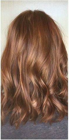 Tinte cabello largo tono dorado rubio madera