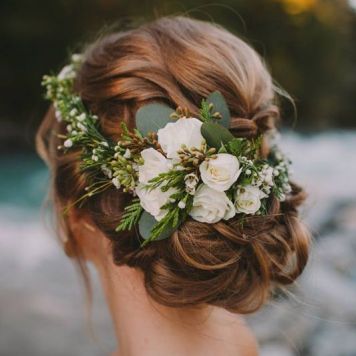 el tiempo en cordoba afecta al peinado novia con recogido floral natural